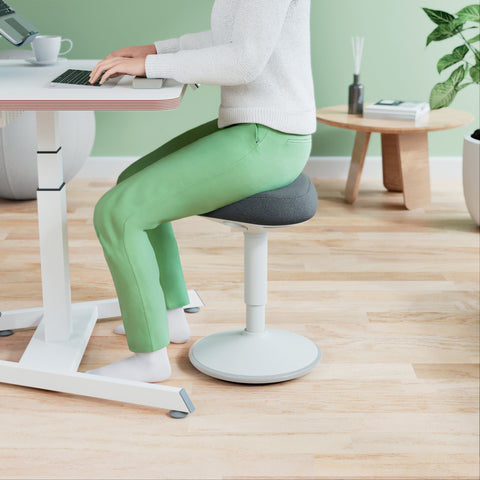 Leitz Ergo Active Ayarlanabilir Oturma Taburesi, Üçgen Çift Yoğunluklu Köpük Konforlu Oturak ve Sallanan Taban, Yükseklik 47 - 64 cm