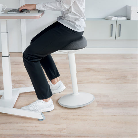 Leitz Ergo Active Ayarlanabilir Oturma Taburesi, Üçgen Çift Yoğunluklu Köpük Konforlu Oturak ve Sallanan Taban, Yükseklik 47 - 64 cm